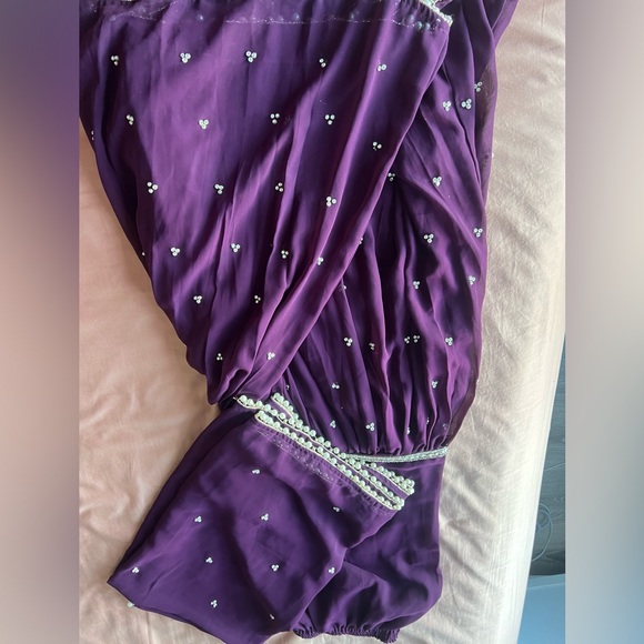 Indian high and low dress filled with heavy embroidery - Picture 12 of 12